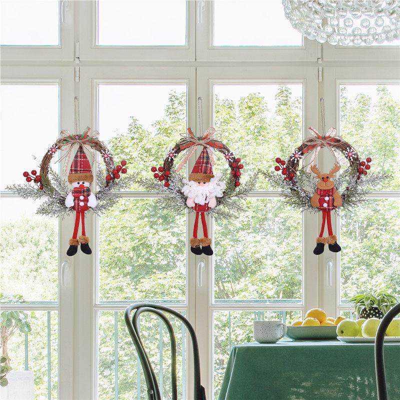 Christmas decorations wreath The door hangs rattan wreath