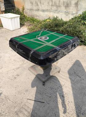 全自动麻将机，绿色台面搭配黑色边框，成色很新。机器功能完好，