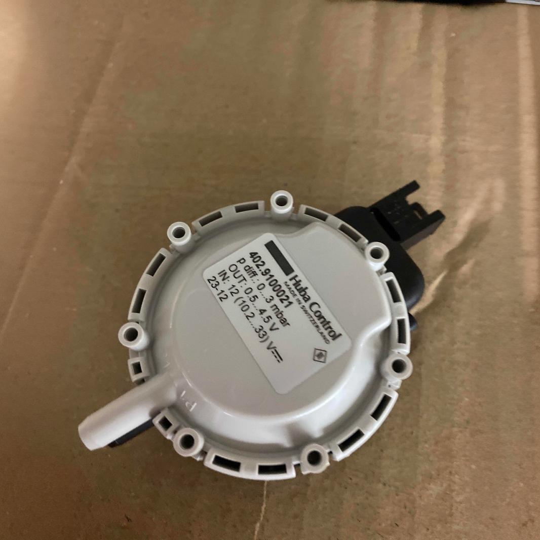 原装HUBA富巴402系列402.9300021空气中性气体压力传感器10mbar