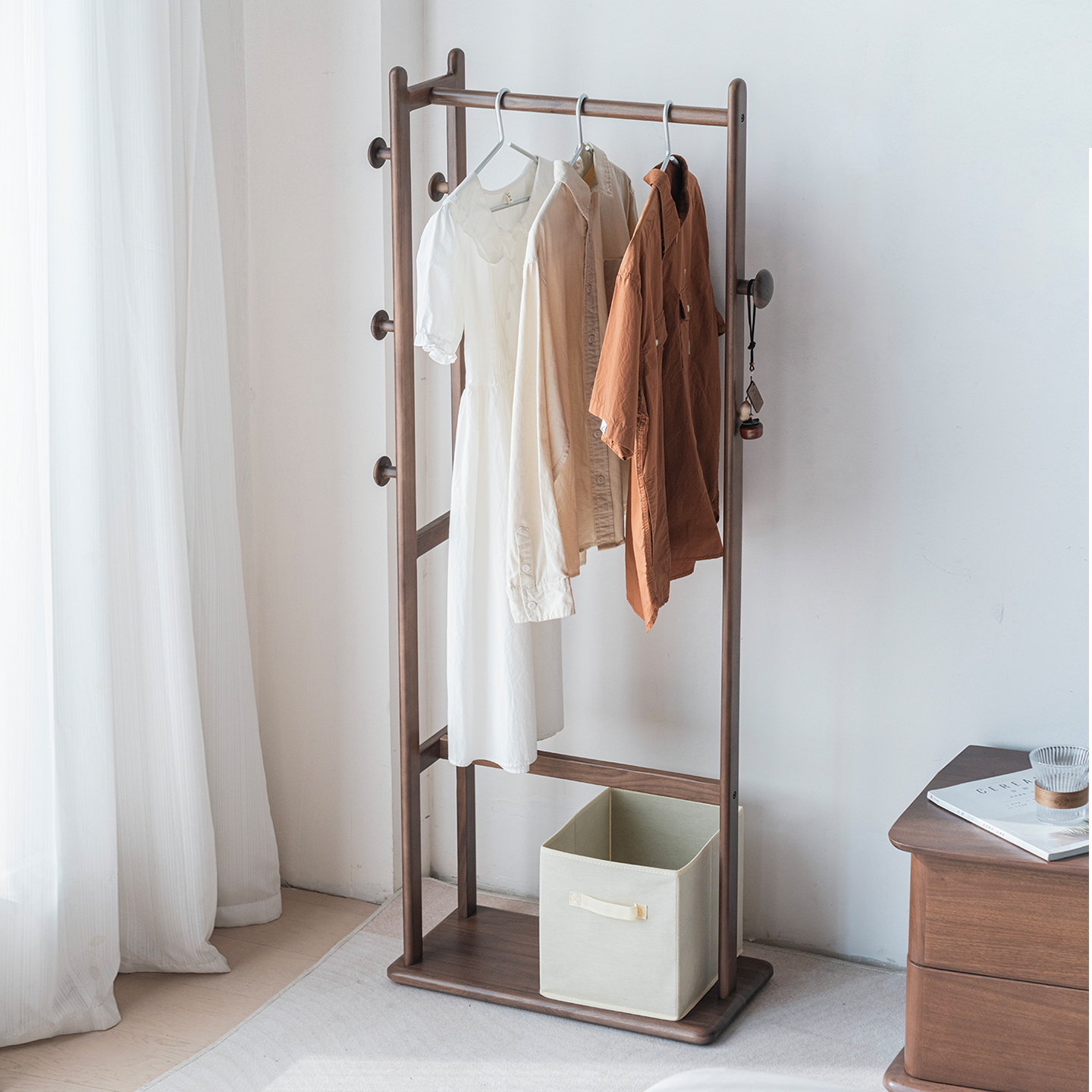 实木卧室落地挂衣架新款