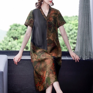 妈妈裙子高贵连衣裙2021新款春今年流行的裙子减龄40女人时尚衣服