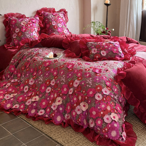 立体花朵牛奶毛绒喜庆冬季四件套加厚保暖酒红色被套床单结婚床品 - 封面