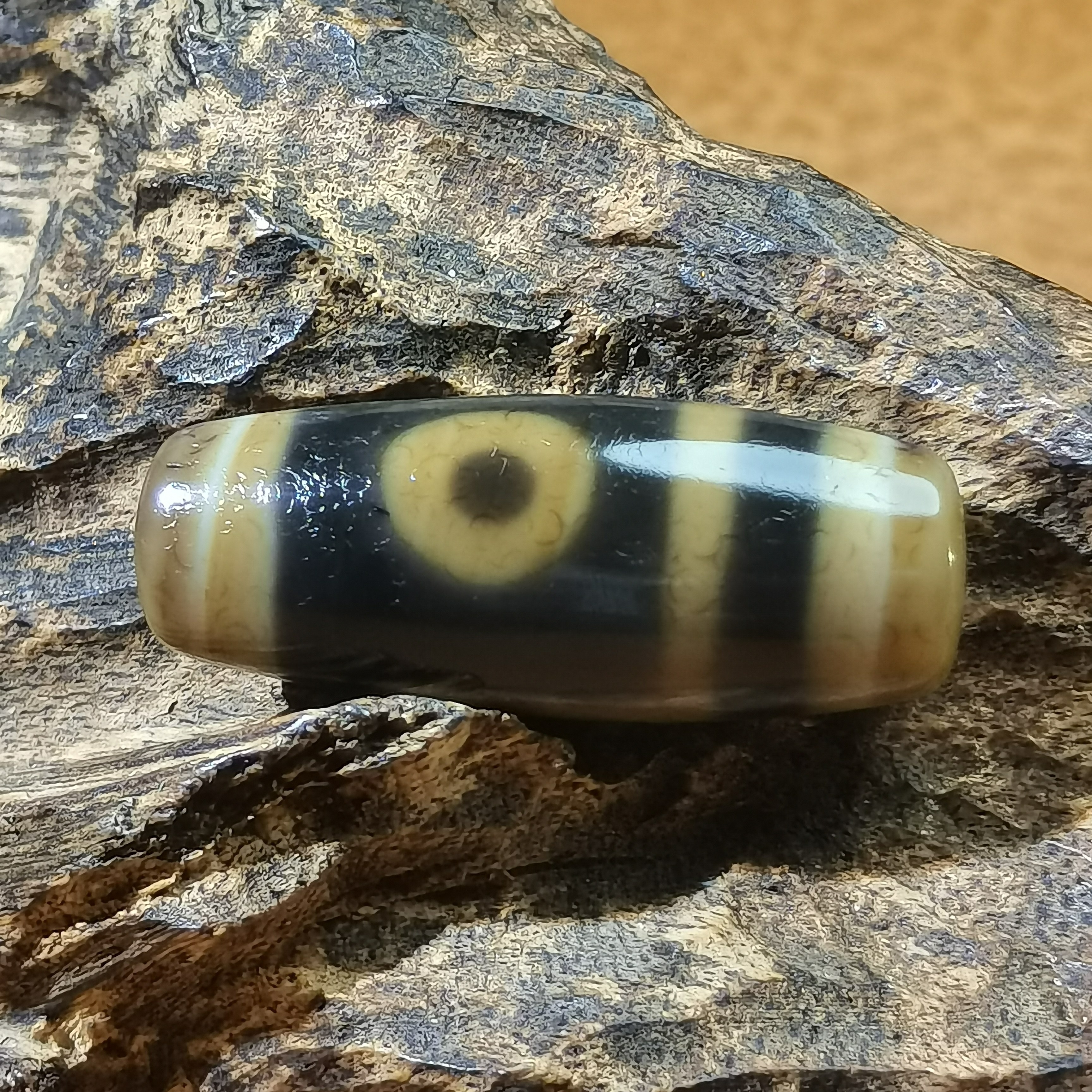 藏传老虫虫系列折线牙黄沁色熟美两眼天珠玛瑙玉髓珠藏式项链配饰
