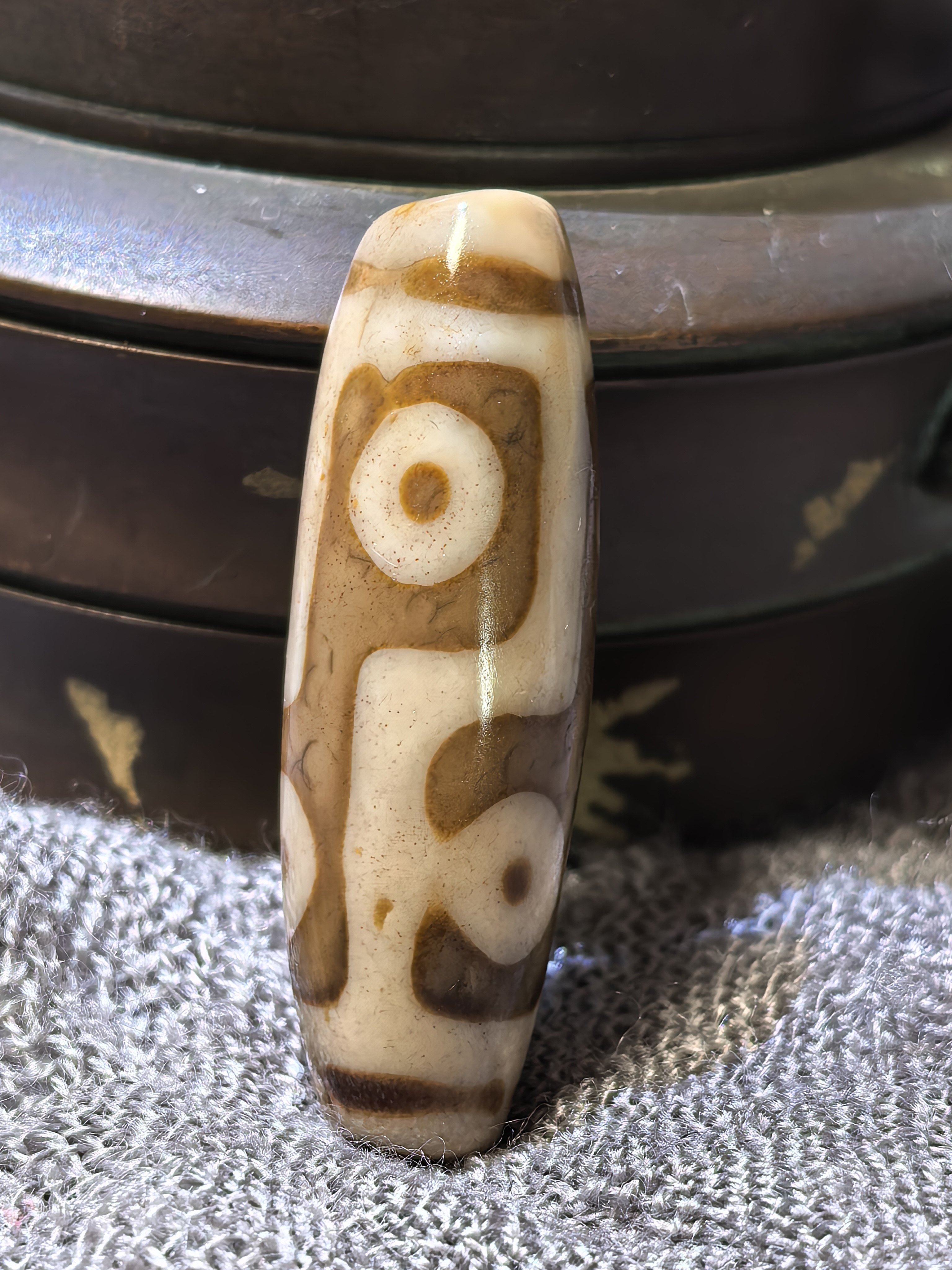 满砂油糯至纯内钙化反折线六眼天珠熟老漂亮扎实九眼石页岩