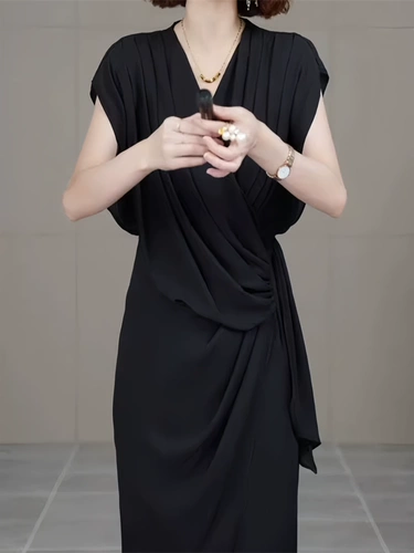 Летнее платье, длинная юбка, V-образный вырез, яркий броский стиль, изысканный стиль, средней длины