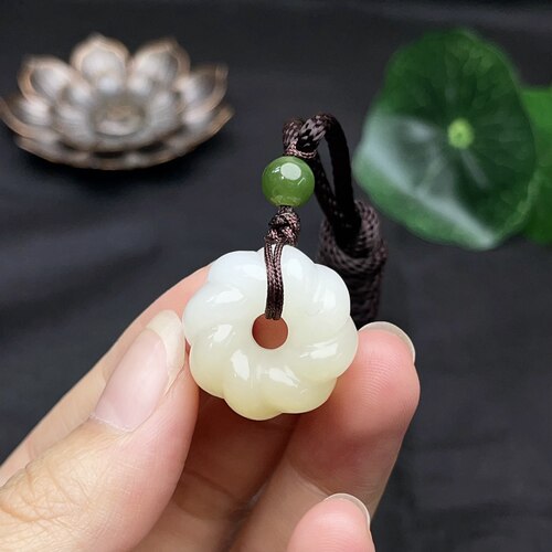 和田玉老俄料糖白麻花扣挂件  玉质细腻   雕刻线条流畅自然