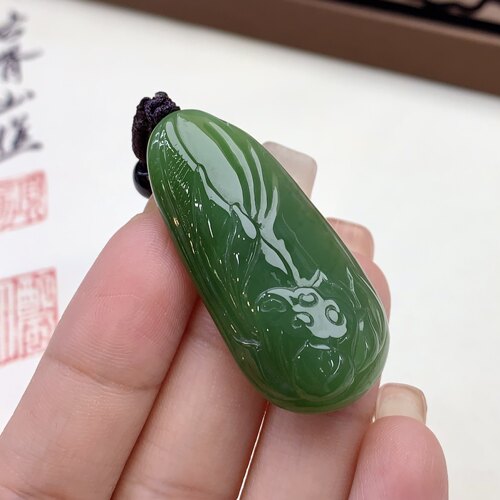 碧玉莲花挂件 玉质细腻 冰透水润 无黑无裂 过灯干净 雕工精细