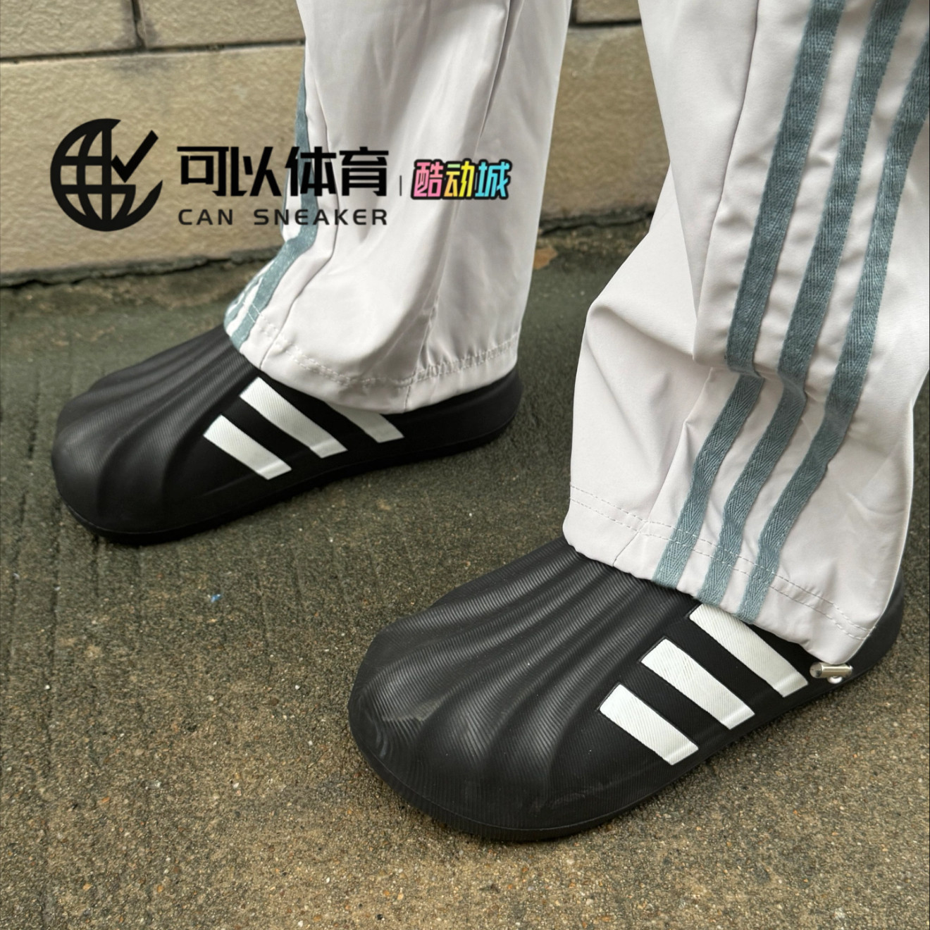 可以体育 adidas originals adiFOM 贝壳头半包 EVA包头拖鞋