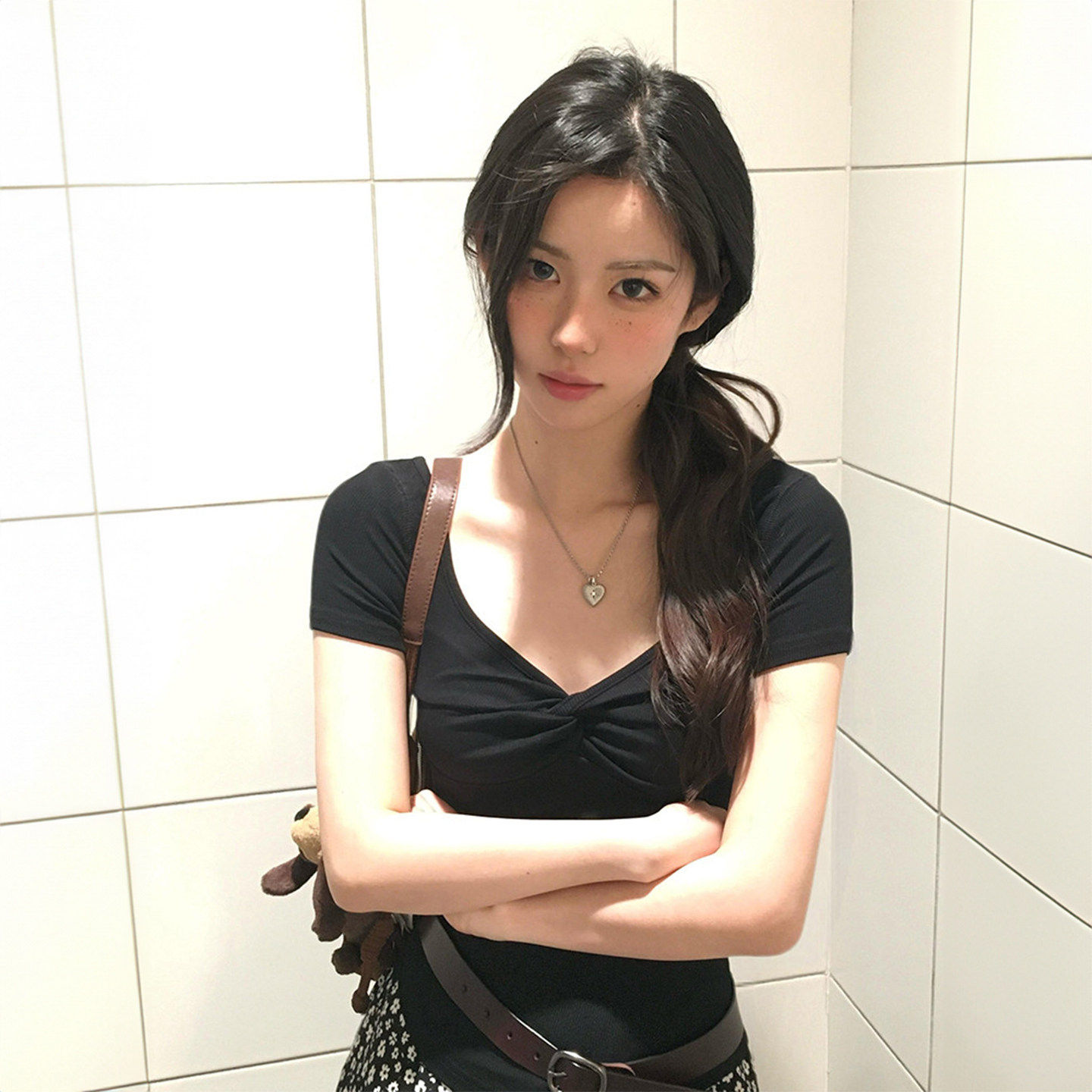 黑色扭结V领T恤女2026新款春夏季辣妹短袖短款正肩修身设计感上衣