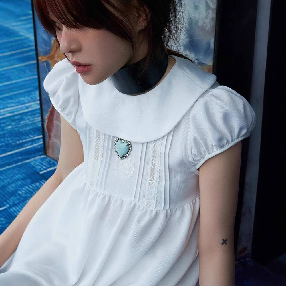 广州衣己服装有限公司白色复古娃娃领泡泡袖连衣裙夏季女刺绣高腰