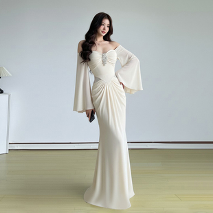 eilove宴会女主名媛千金风礼服连衣裙性感露肩褶皱收腰喇叭袖长裙