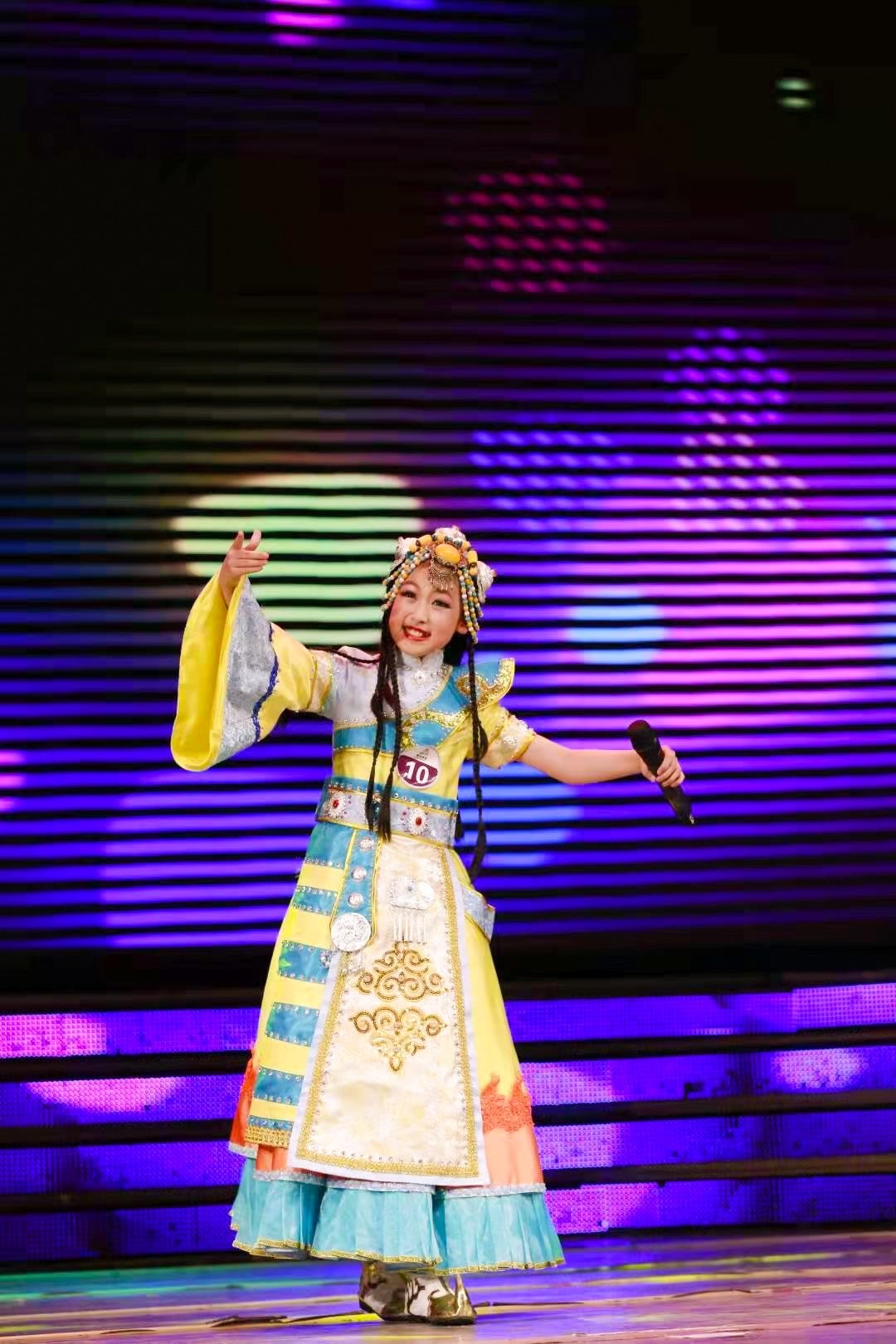 大童蒙族藏族唱歌民族服演出图片