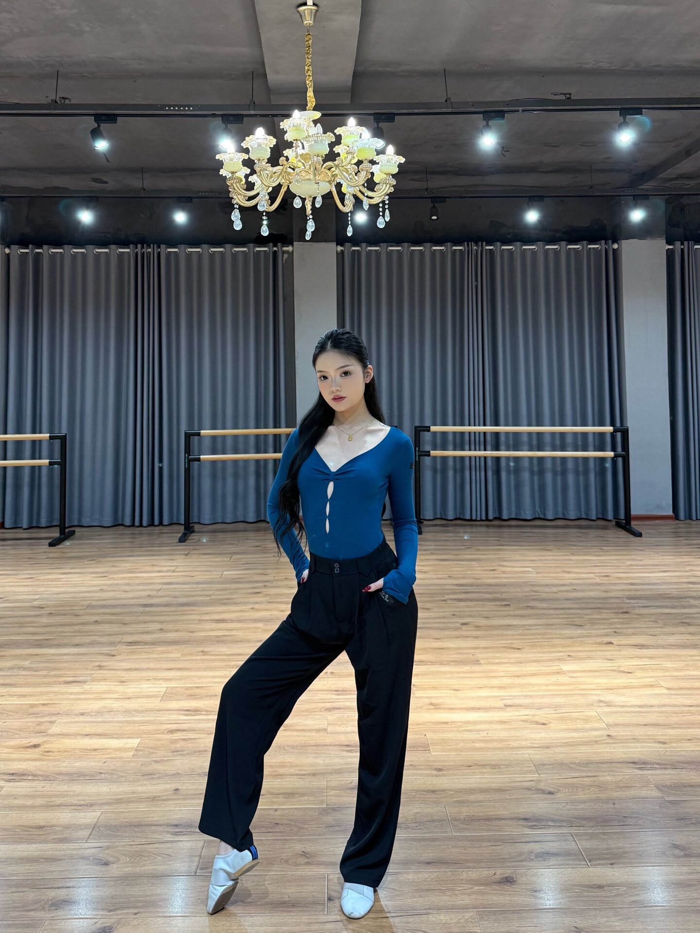 DS拉丁舞服新款设计感长袖V领显瘦连体衣练功服演出服班服