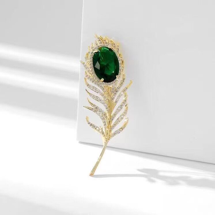 新款时尚绿色钻石羽毛胸针高级感小众女高档别针大衣西装百搭胸花