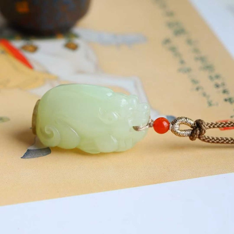 天然新疆和田玉玉器工厂店俄料老料俏糖色工艺品玉石貔貅吊坠带证