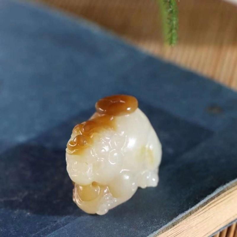 和田玉供应链天然新疆和田玉且末糖料俏糖色貔貅吊坠男女款送证书