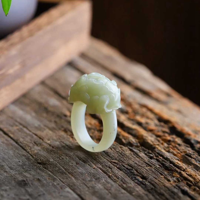 天然新疆和田玉玉器工厂店且末料老料工艺品玉石牡丹花戒指女款