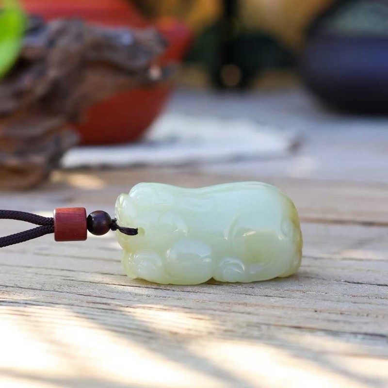 天然新疆和田玉玉器工厂店新疆且末料老料飘糖色玉石貔貅吊坠挂件