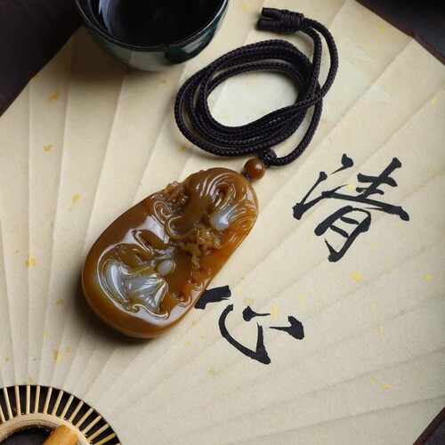 天然新疆和田玉玉器工厂新疆且末糖料老料玉石生肖龙悟道吊坠挂件