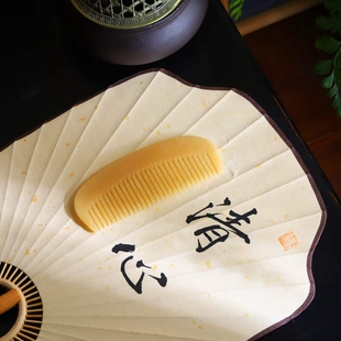 天然新疆和田玉玉器工厂店俄料老料满糖色简约款素面玉梳子手把件