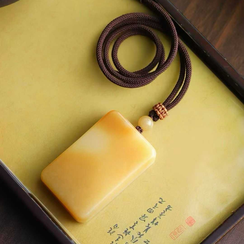 天然新疆和田玉玉器工厂店俄料老料俏糖色玉石素面平安牌吊坠挂件