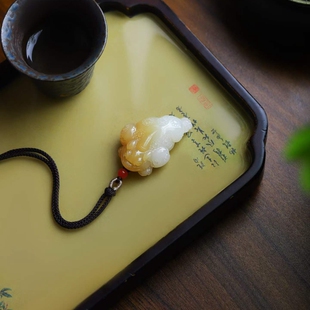 天然新疆和田玉玉器工厂店俄料老料俏糖色工艺品玉石金蟾吊坠挂件