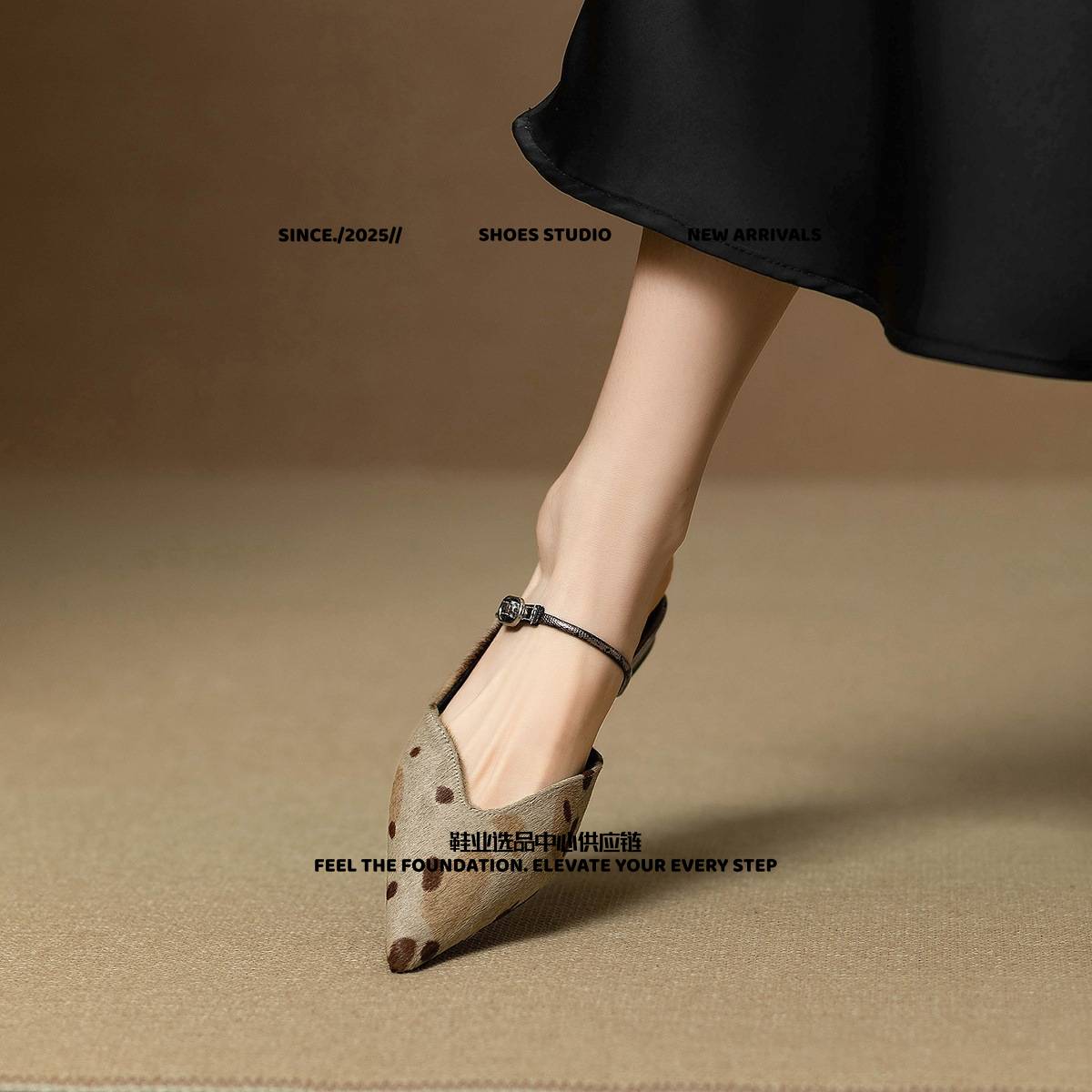 王冠鞋业女鞋夏季新款尖头平底凉鞋女时尚轻奢豹纹一字带包头凉拖