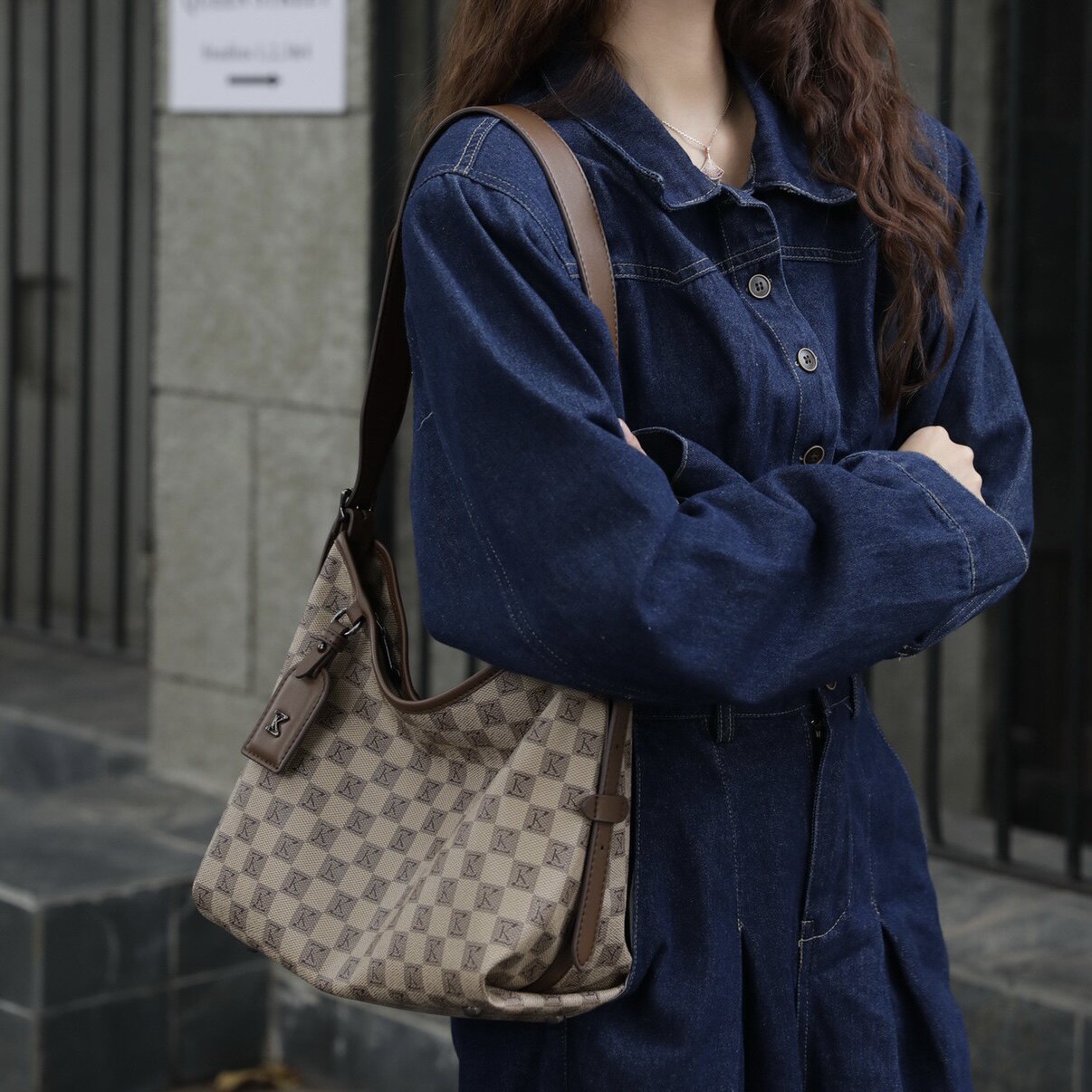 艾薇思曼正品包包2025新款复古大容量轻奢拖特女包大容量斜挎两用