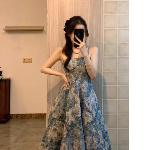 法式复古碎花吊带连衣裙女春夏秋冬装2025新款收腰显瘦甜美设计感