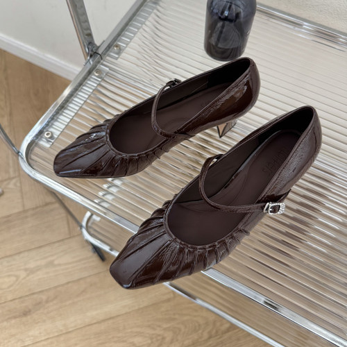 Flapper S漆皮褶皱羊皮中跟单鞋