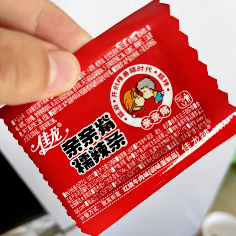 佳龙亲亲嘴辣条辣片小包装儿时经典亲嘴烧大刀肉解馋休闲零食小吃