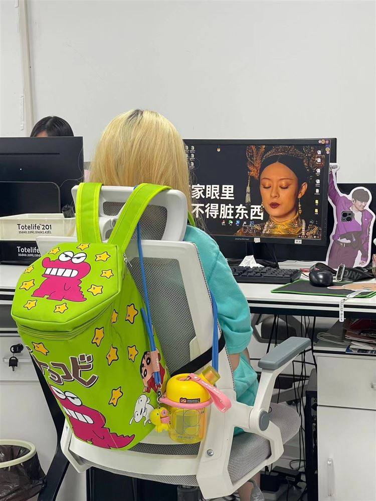 蜡笔小新饼干包羽毛球书包背包双肩包收纳置物包多巴胺显眼包包