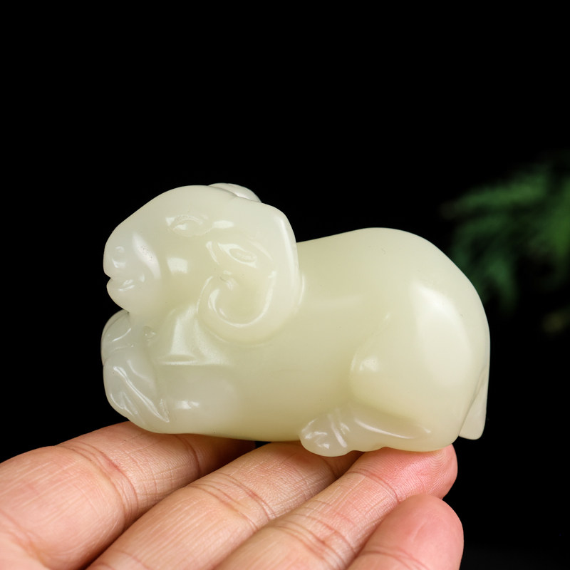 新疆和田玉羊脂玉生肖羊天然玉石原石玉器籽料羊来财生肖羊把件