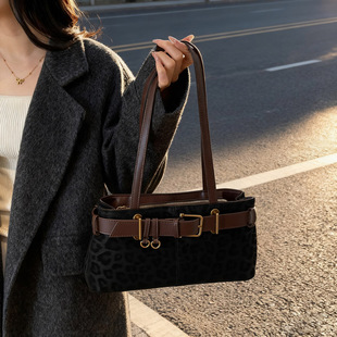 秋冬小众豹纹包包女2025新款 潮复古高级感单肩包通勤百搭手提包