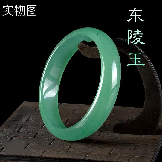 天然正装东陵玉手镯贵妃镯新疆老玉雕