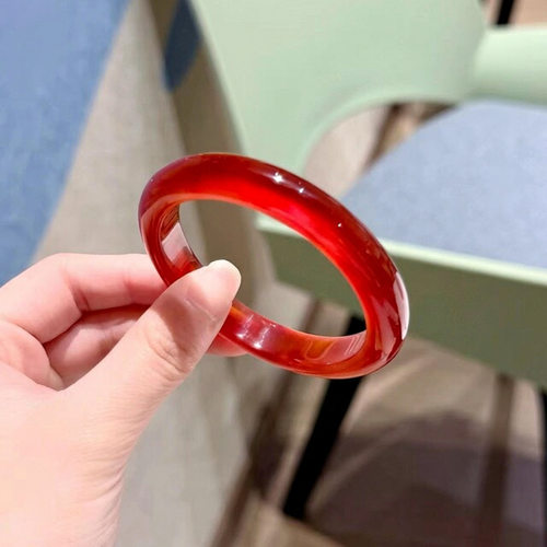 天然红玛瑙手镯冰透玉镯女款红色