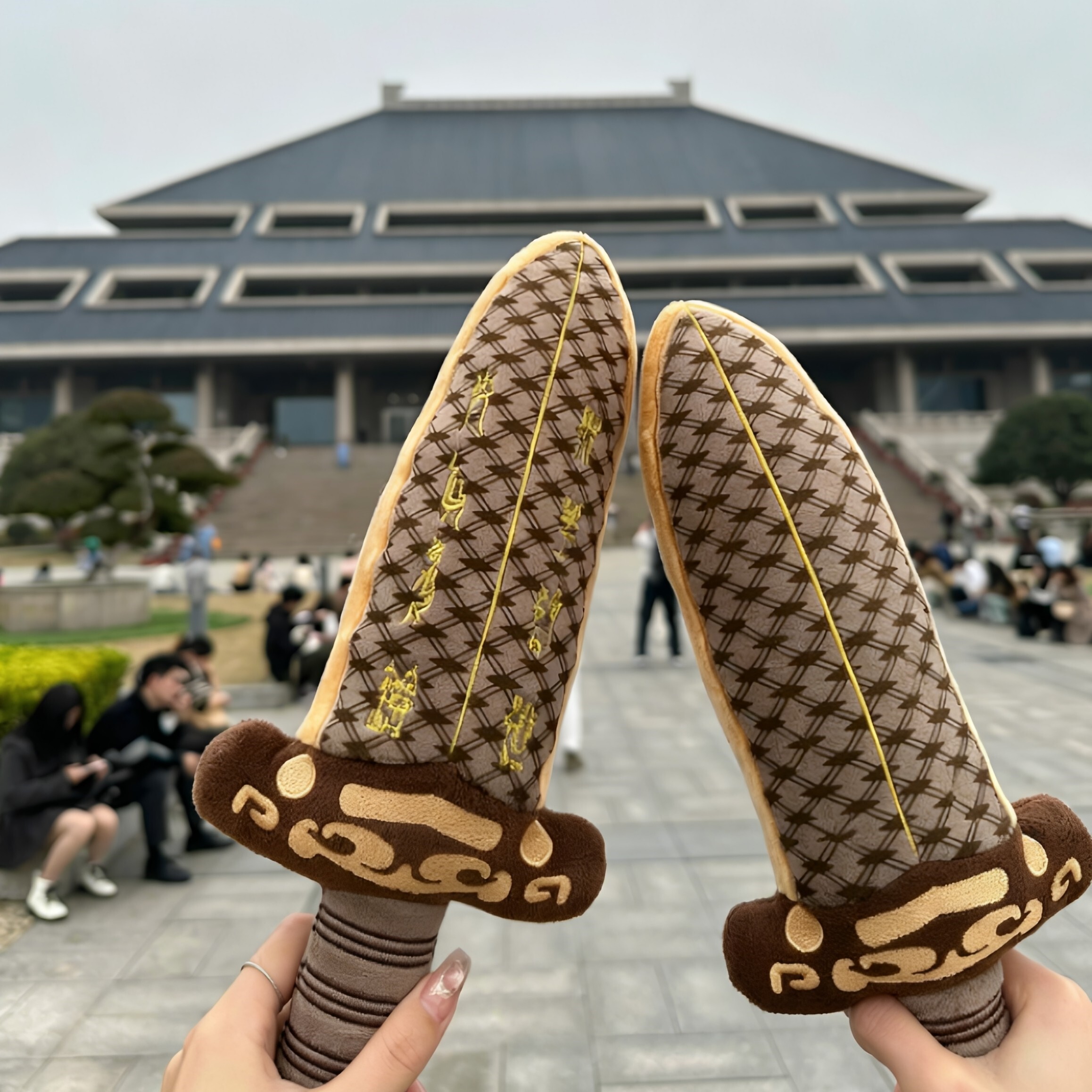 越王勾践剑毛绒可爱玩偶湖北博物馆创意抱枕儿童游戏大胖宝剑挂件