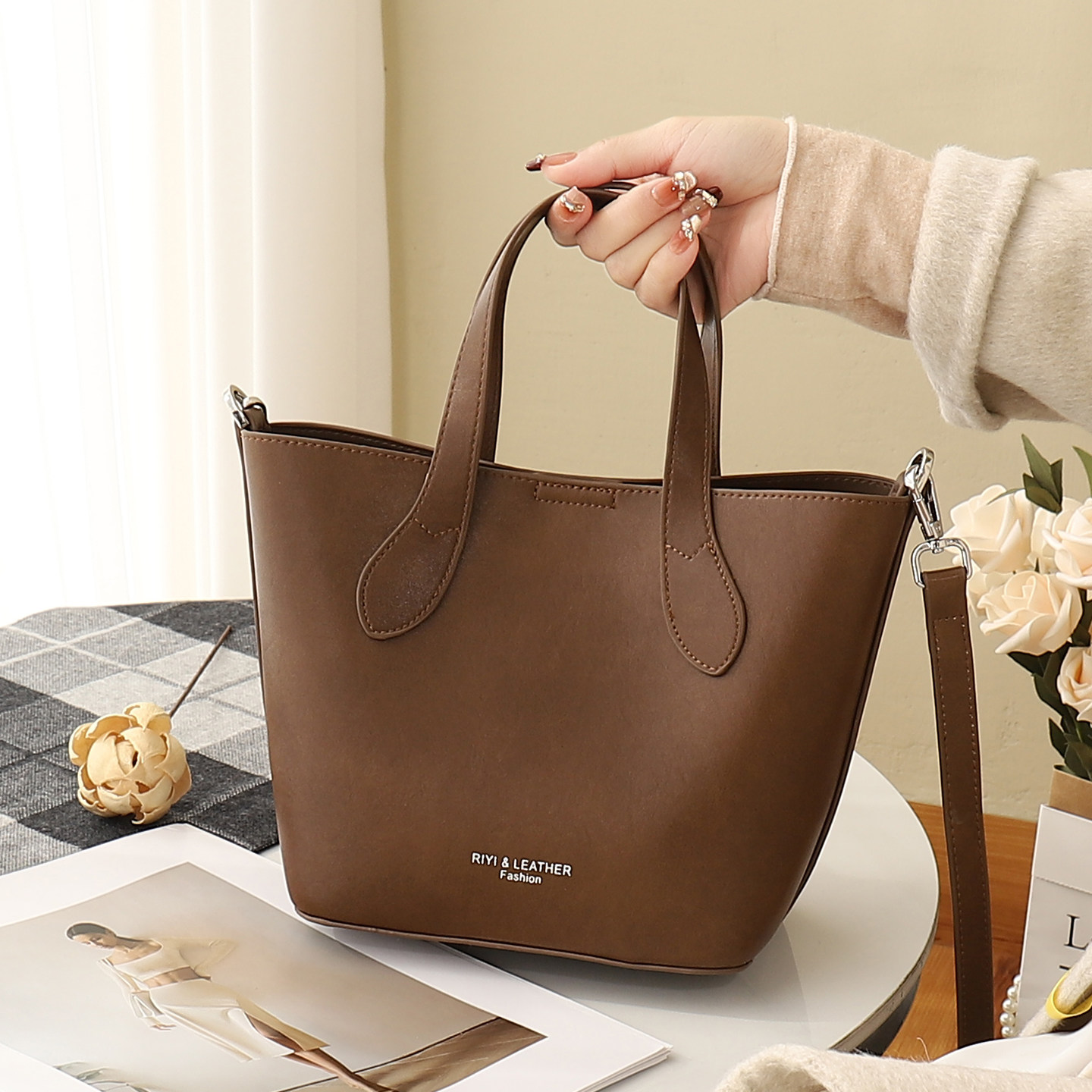 水桶包包女2025秋冬新款极简软皮手提斜挎两用包小众设计通勤女包,箱包皮具/热销女包/男包,水桶包,淘宝优惠券,粉丝福利购,淘宝优惠卷