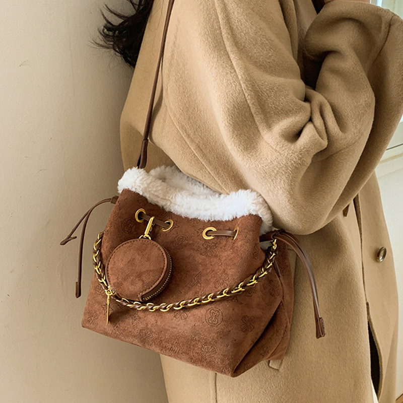 超火秋冬麂皮毛绒包2025新款迷你复古磨砂手提水桶包高级斜挎包包