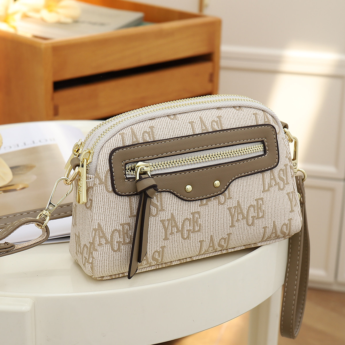 包包女斜挎2026春夏新款大容量休闲小方包可提通勤百搭手机小挎包