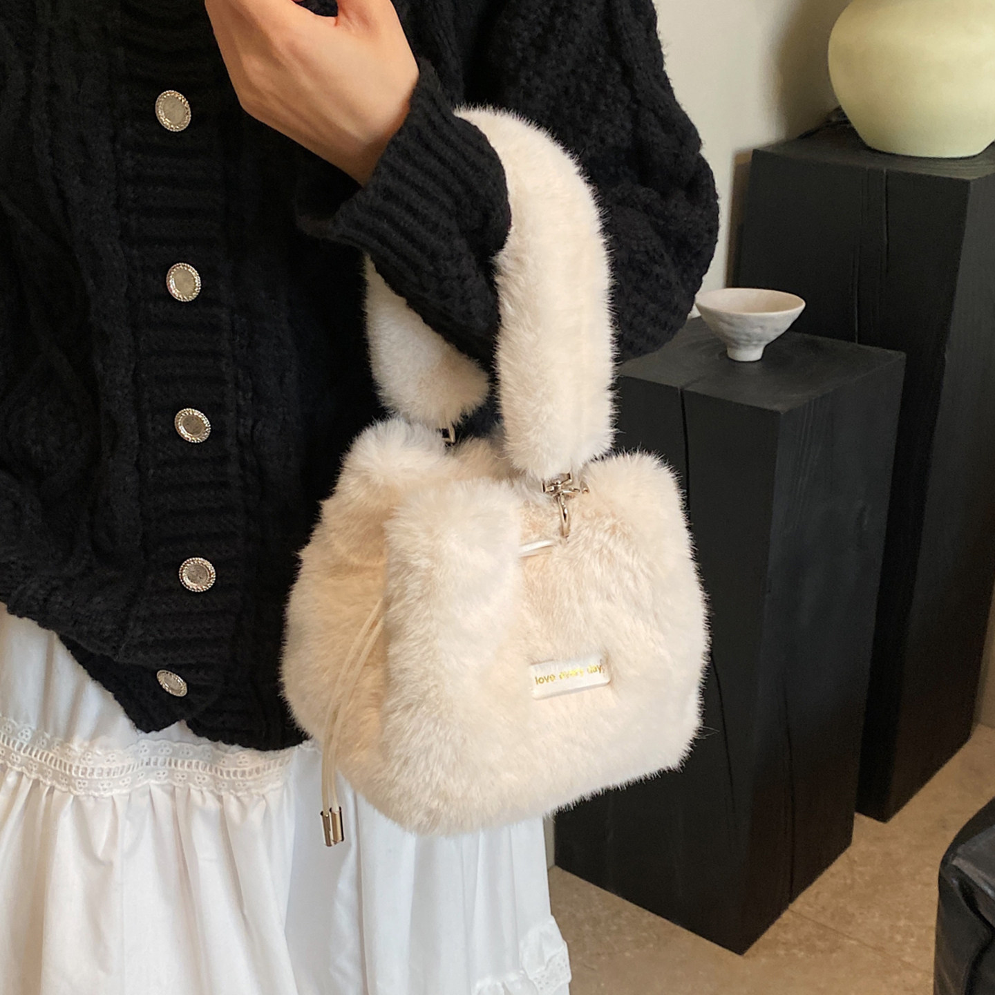 毛绒水桶包2025秋冬新款超火可爱毛茸茸链条斜挎包精抽绳小包包