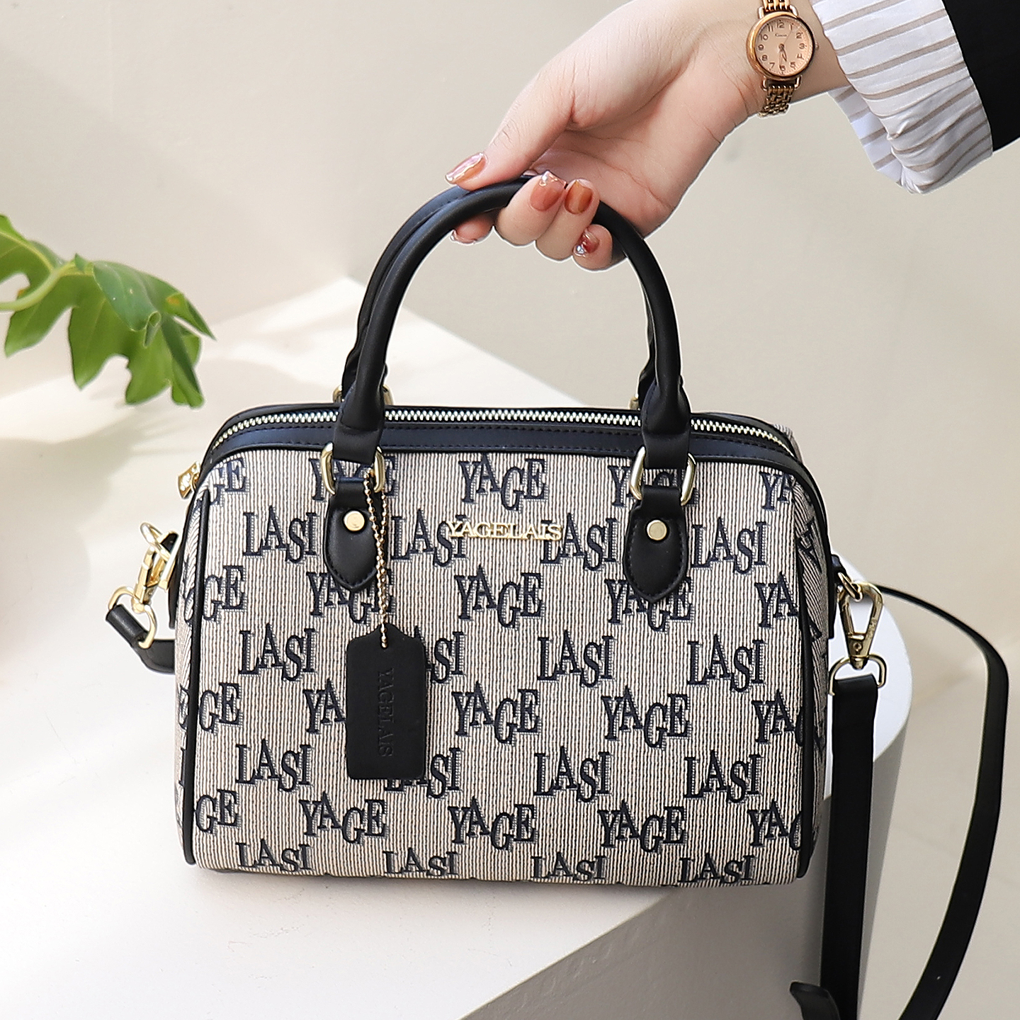 字母印花通勤百搭斜挎包