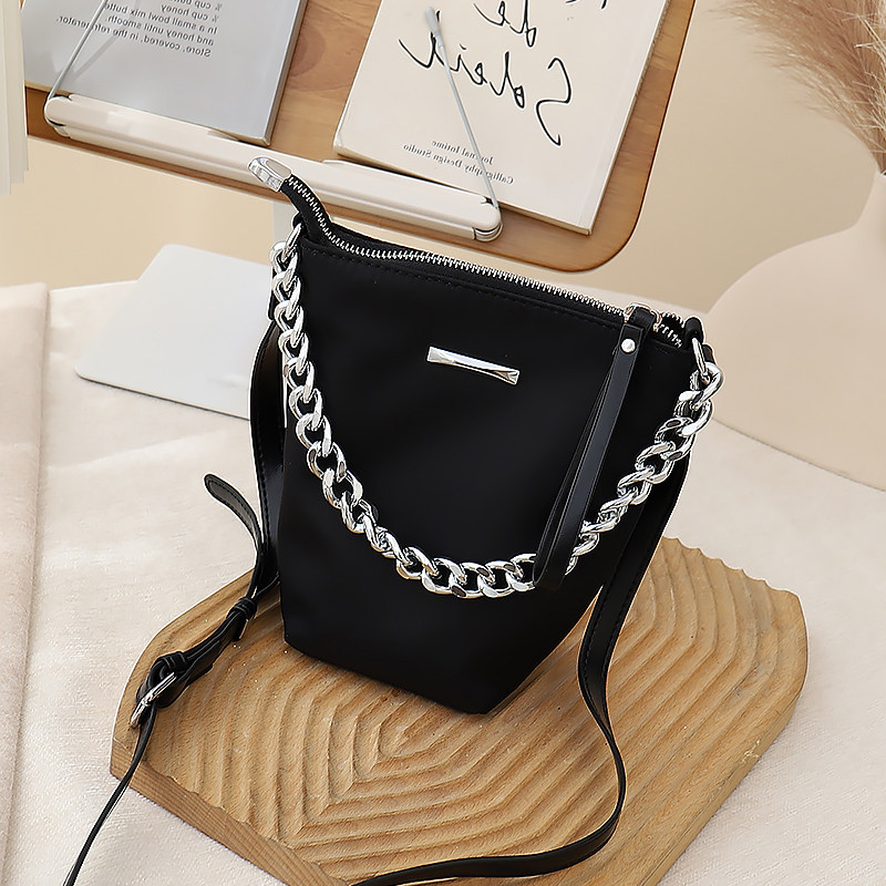 手机包女2026新款水桶型简约牛津布轻便小巧手机小挎包通勤零钱包