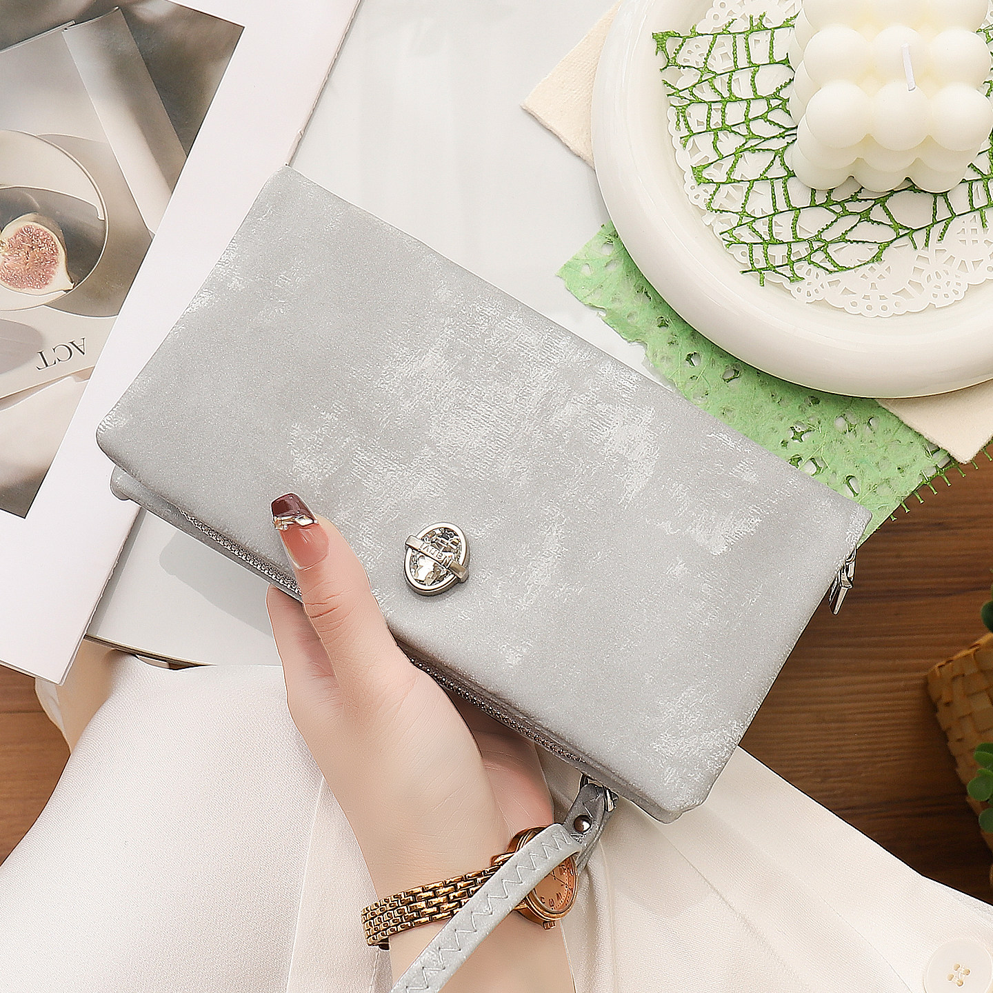 温柔珠光雾面长款钱包2026新款小众设计手机包可挂腕便携零钱包