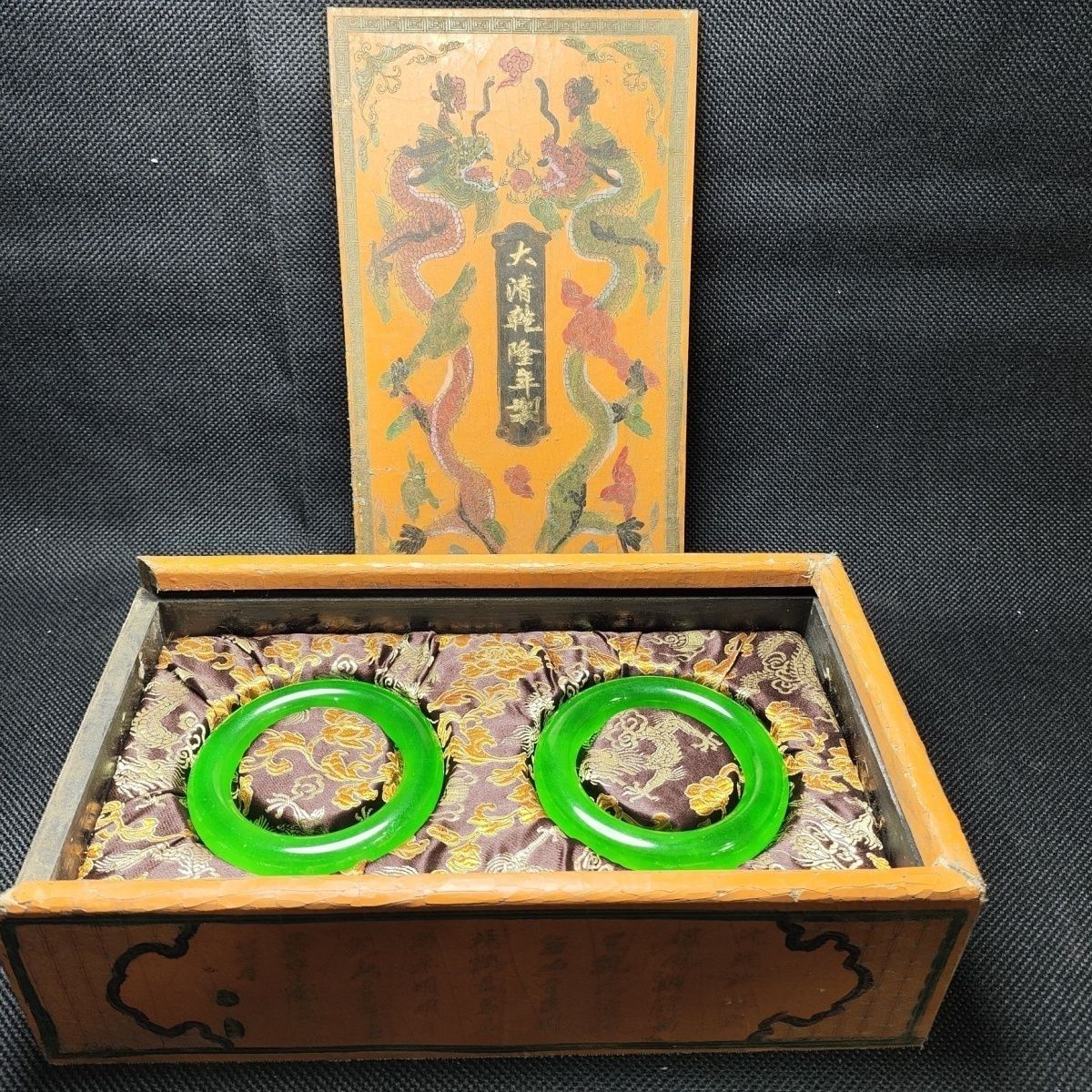 老漆器盒装高冰帝王绿翠色大圆条手镯一盒