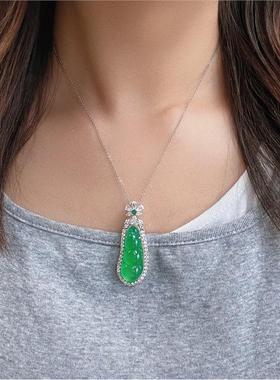 高冰翡翠色阳绿玉髓福豆吊坠