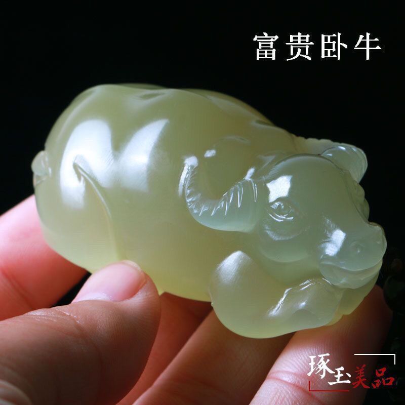 新疆和田色牛手把件青白玉图片