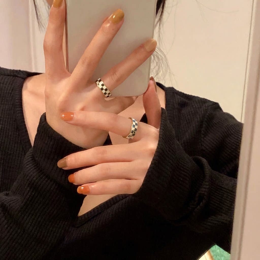 小众设计黑白棋盘格纹戒指女ins博主同款复古食指戒简约金属指环