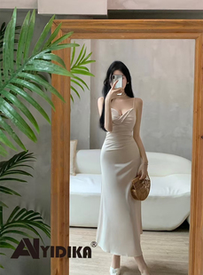 韩国东大门2025年V领洋气时尚设计感百搭修身显瘦气质吊带连衣裙