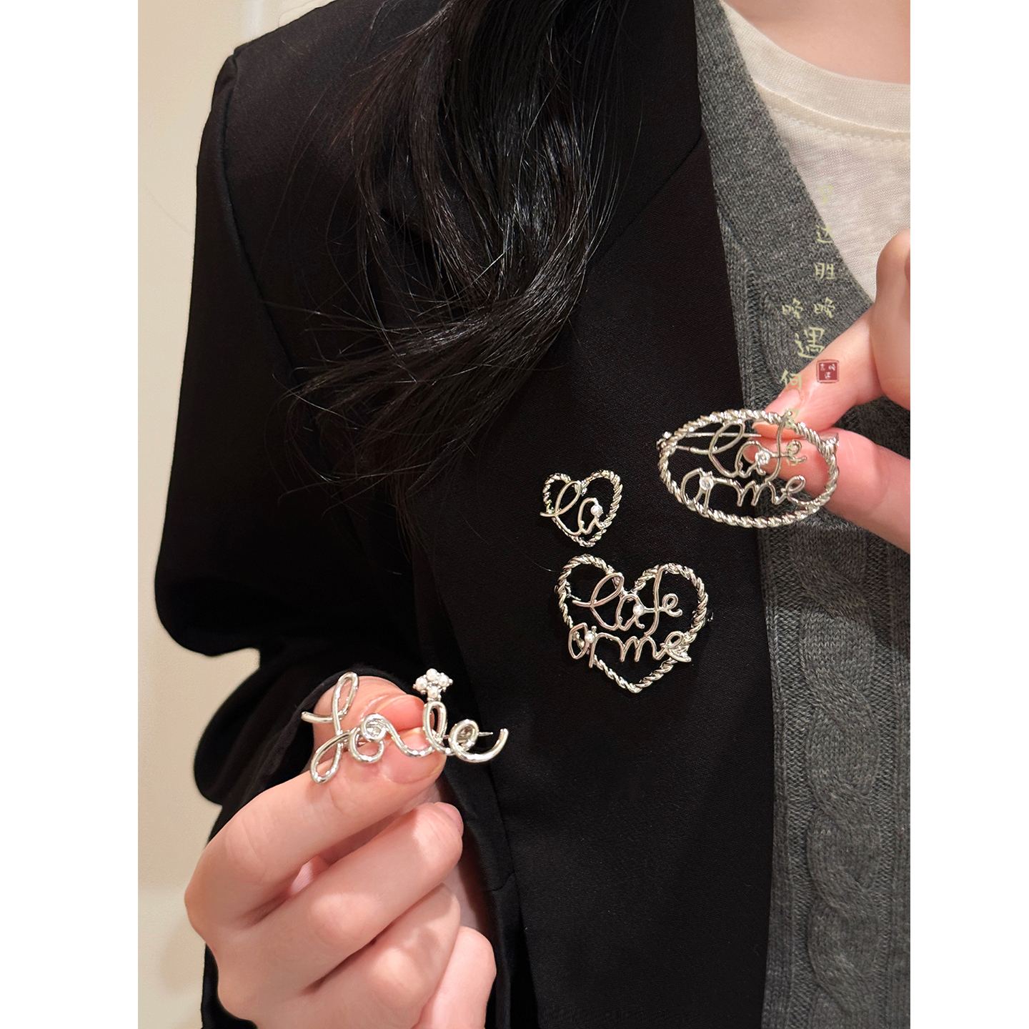 银色爱心字母胸针设计感毛衣别针